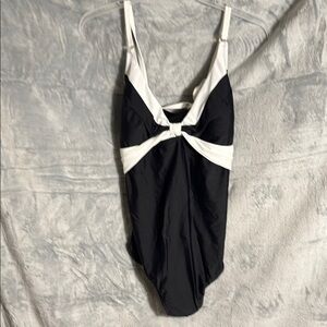 NWT women’s swimsuit plus size 3X Black  White One Piece Swimsuit no underwire